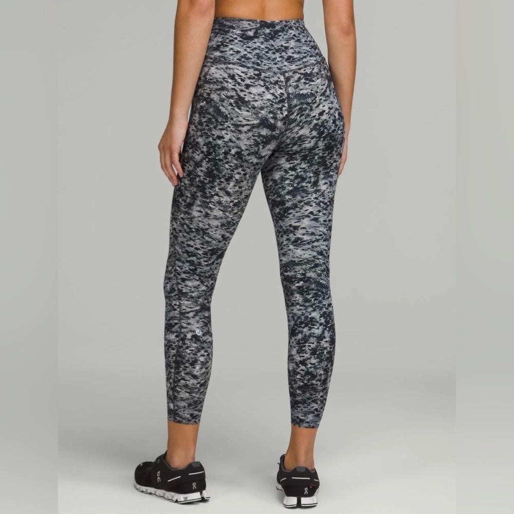 Lululemon Base Pace High-Rise Tight 25"
Estuary Grey Multi size 10 EUC